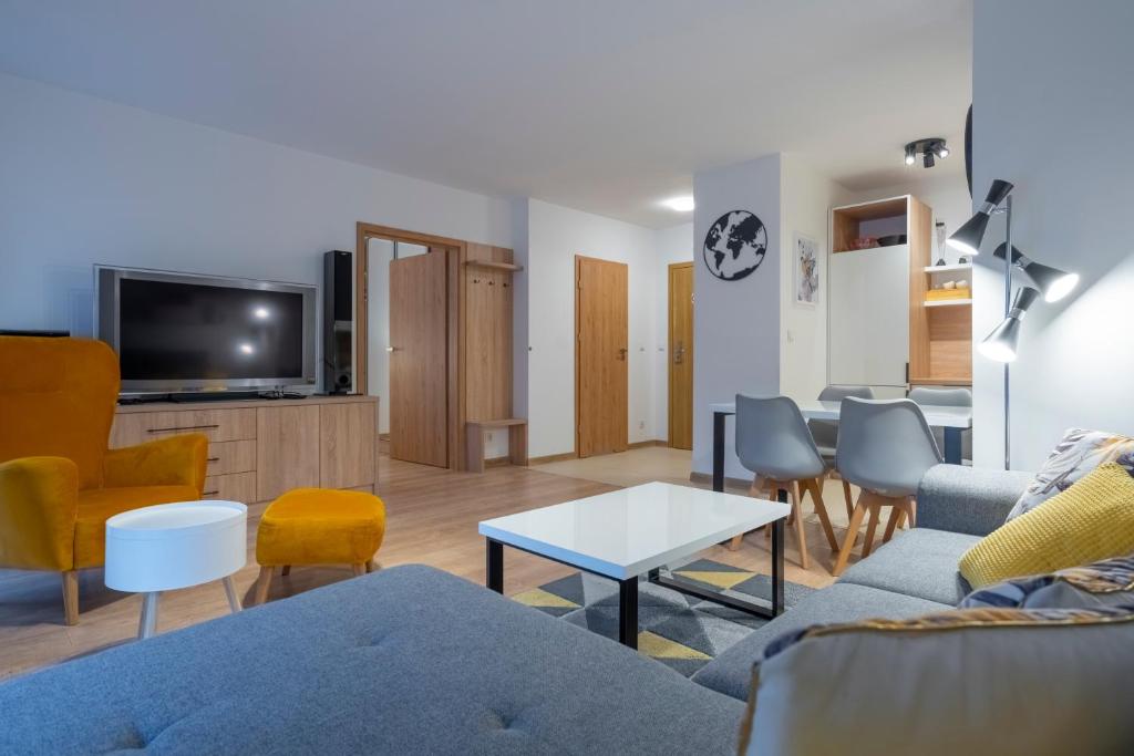 TV a/nebo společenská místnost v ubytování RentPlanet - Apartamenty Górna Resorts