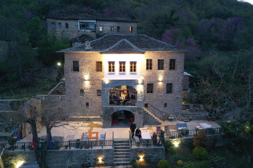 eine Luftansicht eines großen Steinhauses in der Nacht in der Unterkunft Traditional GuestHouse Permet in Përmet