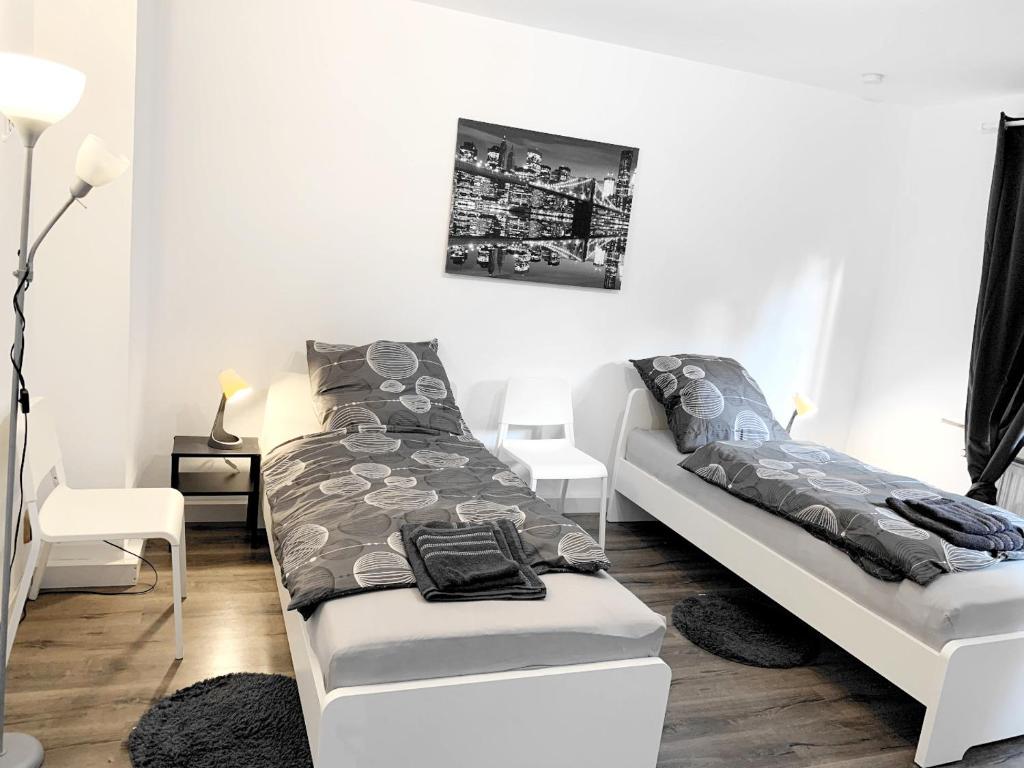 Habitación blanca con cama y sofá en # VAZ Apartments WU10 für Monteure Küche, TV, WLAN, Parkplatz, Autobahnähe en Schwelm