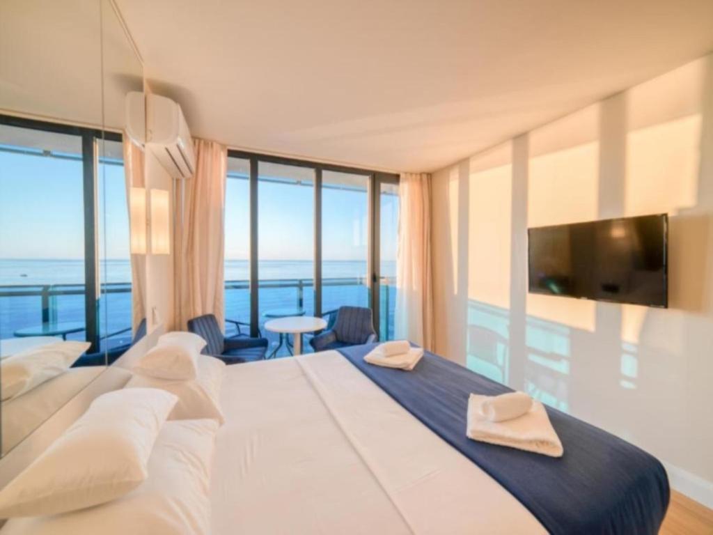 Postel nebo postele na pokoji v ubytování Superior Sea View Aparthotel in Orbi City Batumi