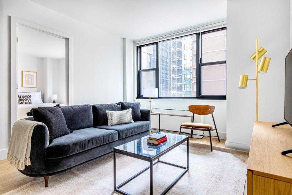 Apartment Murray Hill 1BR w Doorman Gym Pool Parking NYC583, New York