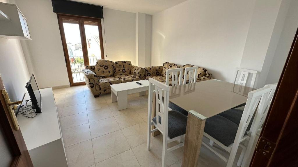 una sala de estar con una mesa y un sofá en APARTAMENTO el CARMEN, en Baeza