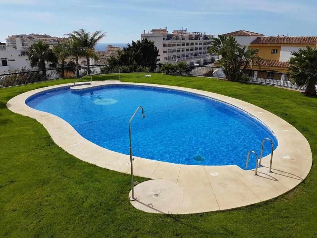 Bazén v ubytování Estudio en Nueva Torrequebrada nebo v jeho okolí