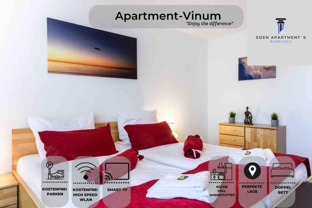 un letto a baldacchino di una camera con letto e cuscini rossi di Ferienwohnung EDEN Apartment´s Vinum a Friedrichshafen