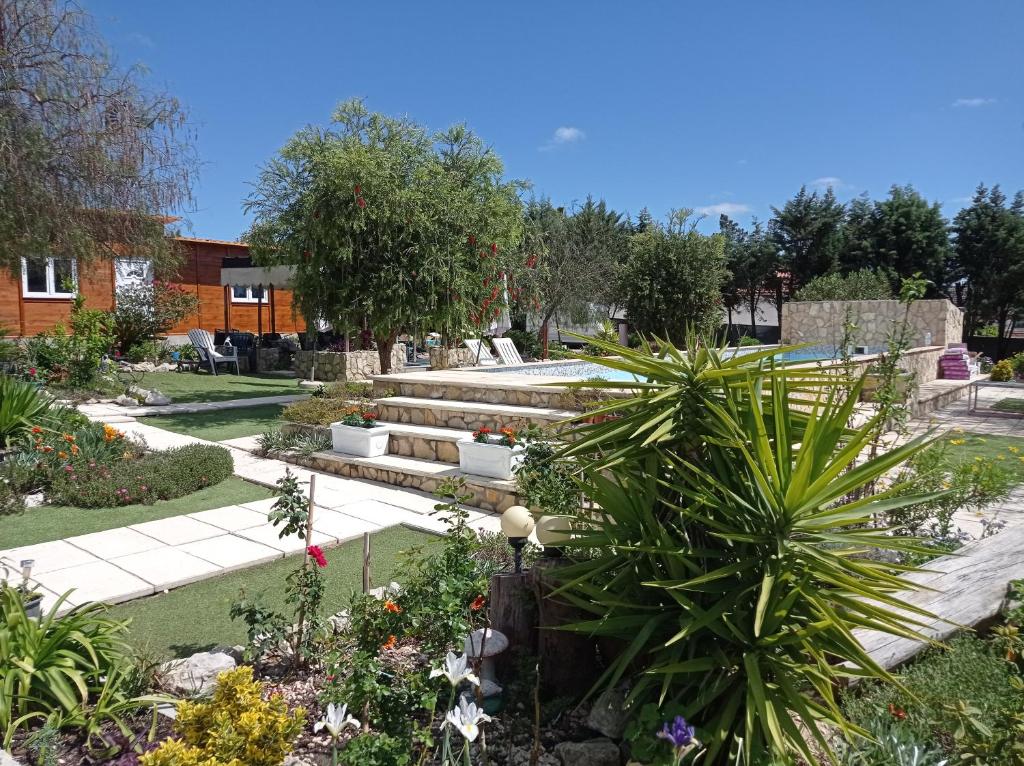 un jardín con escaleras y plantas en un patio en Quinta das Hortênsias I Quinta do Sol en Cruz do Campo