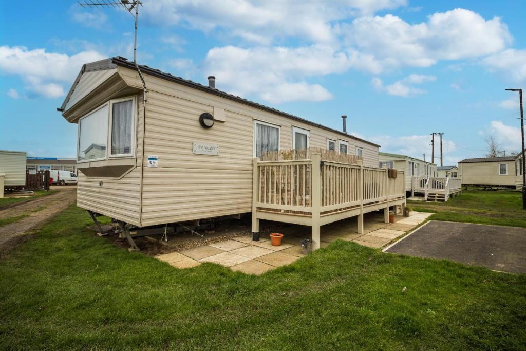 Lovely 6 Berth Caravan With Decking To The Side In Heacham Ref 21009i