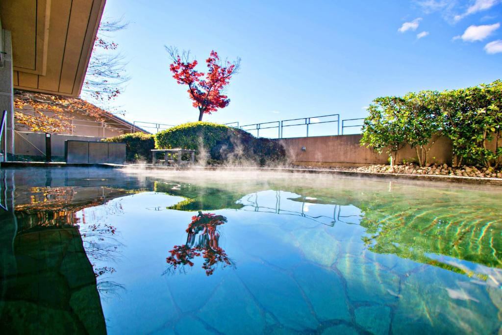 ein Wasserbad mit einem Baum in der Mitte in der Unterkunft glampark Healthy Pal Gunma in Shibukawa