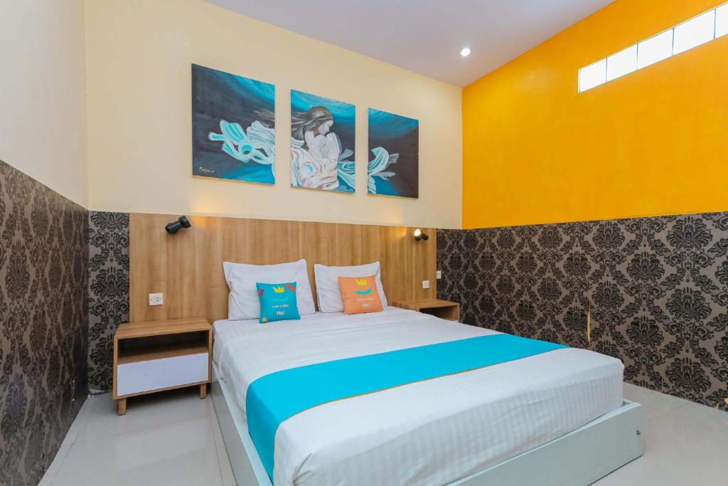 Sans Hotel Borobudur Banyuwangi في بانيووانجى: غرفة نوم بسرير كبير في غرفة