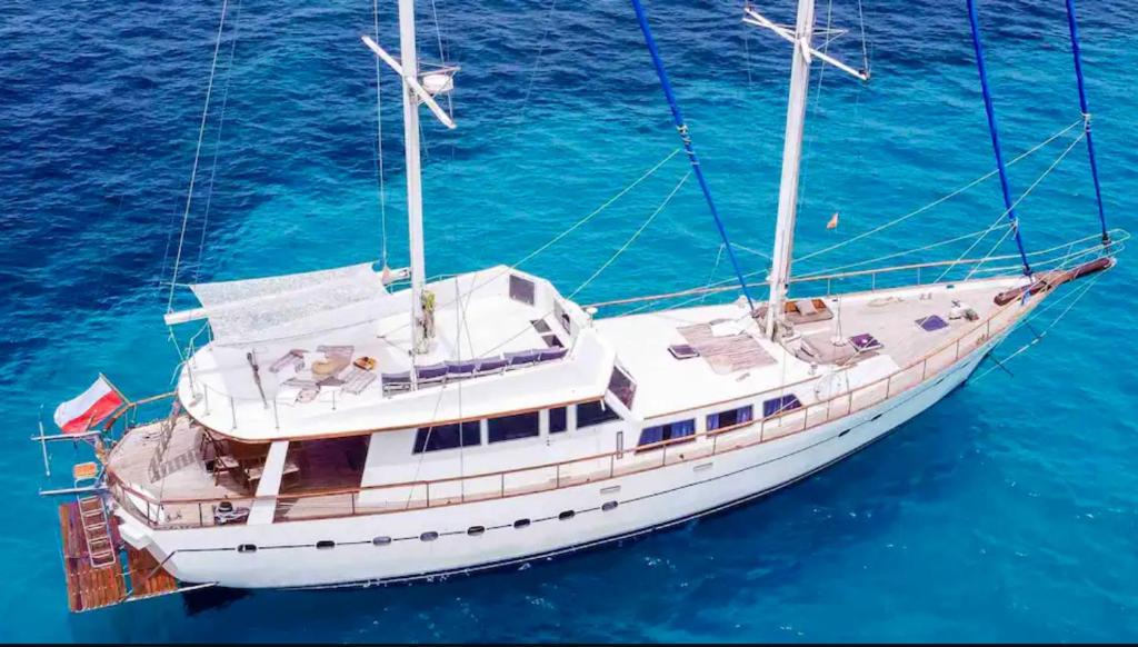 un gran barco blanco en el agua azul en Spacious 24Meters Long Yacht Lagaro / 5 Cabins, en Ibiza