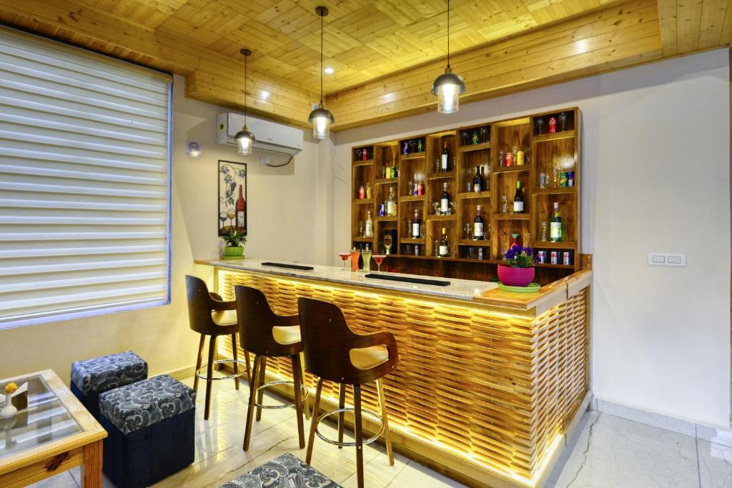 Lounge nebo bar v ubytování Clarks Inn Suites, Manali