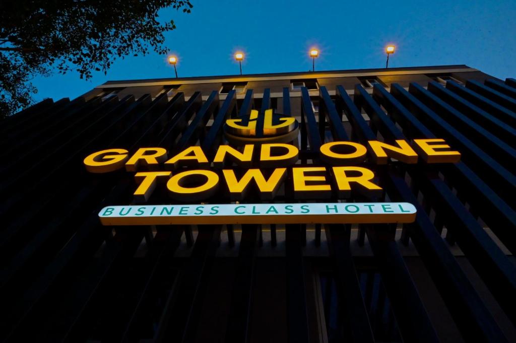 Znak z wielką wieżą na budynku w obiekcie GRAND ONE TOWER w mieście Ćennaj