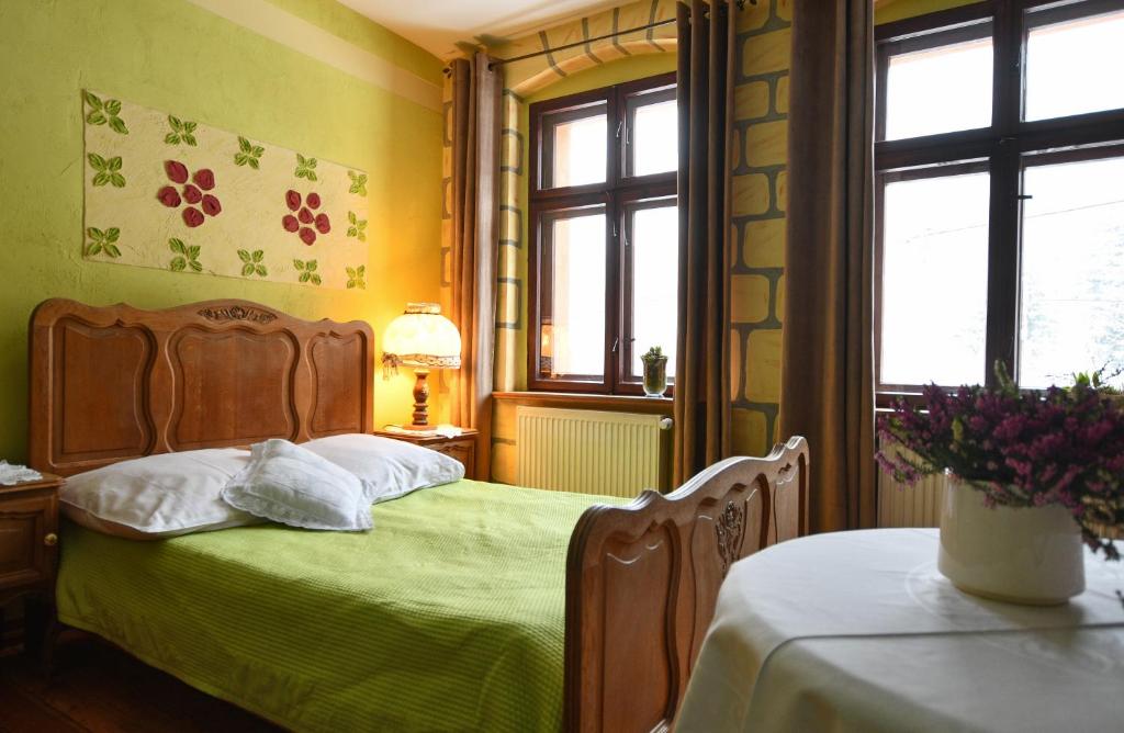 Postel nebo postele na pokoji v ubytování Zacisze Trzech Gór