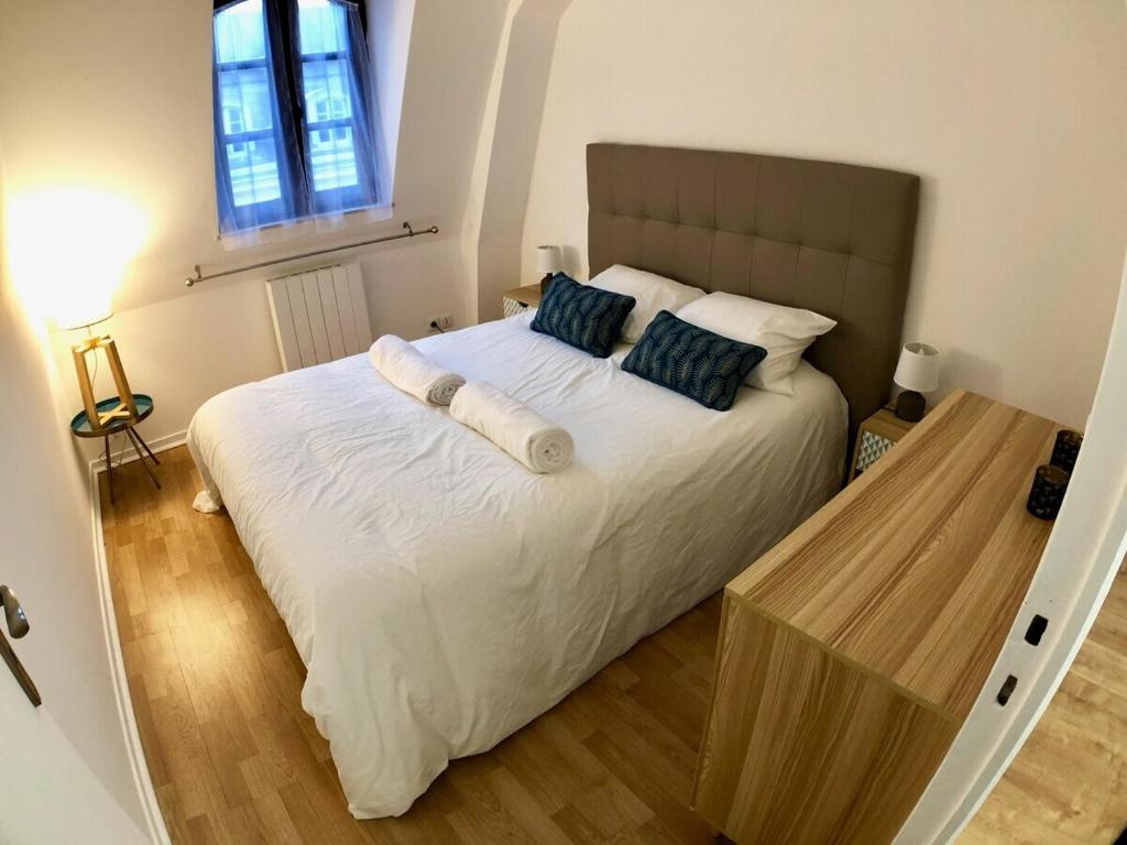 A bed or beds in a room at La Tour de Jeanne : Hypercentre charme et design