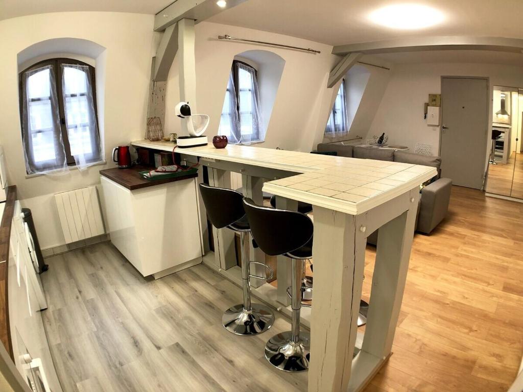 A kitchen or kitchenette at La Tour de Jeanne : Hypercentre charme et design