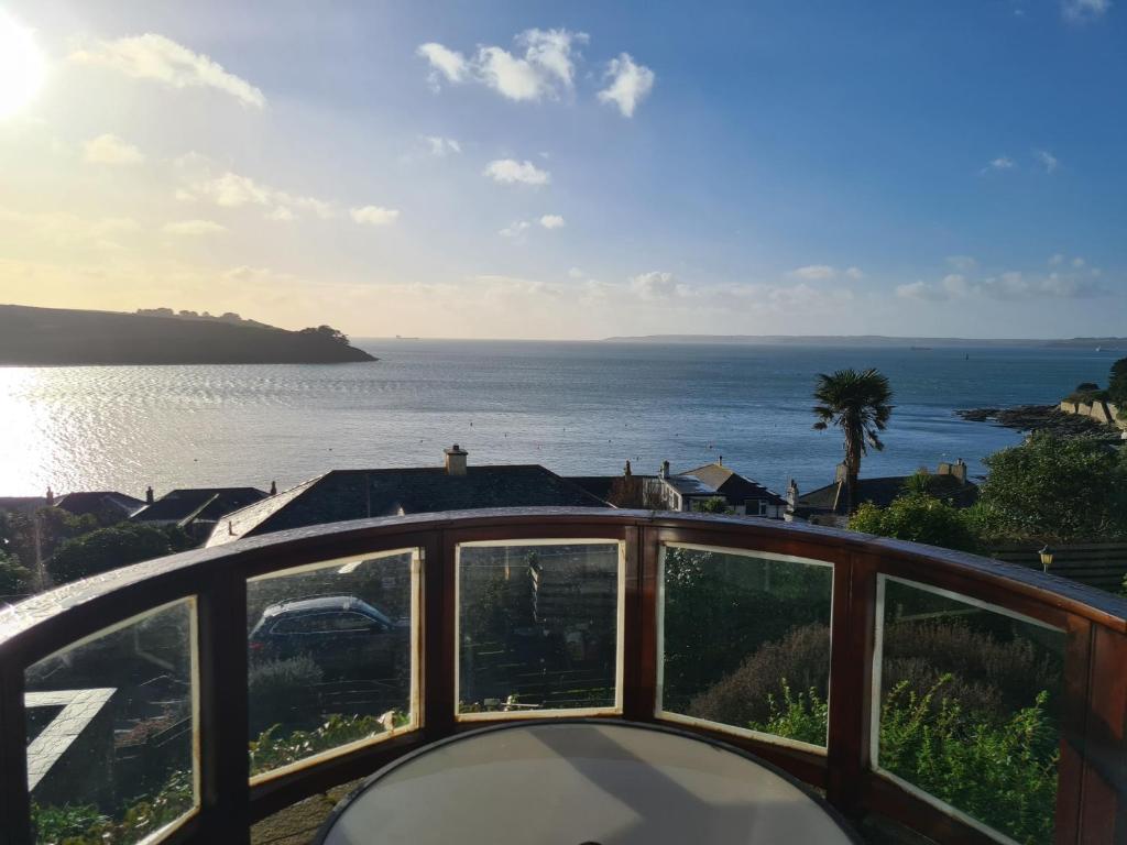 vistas al océano desde el balcón de una casa en Lower Tresulian en Saint Mawes