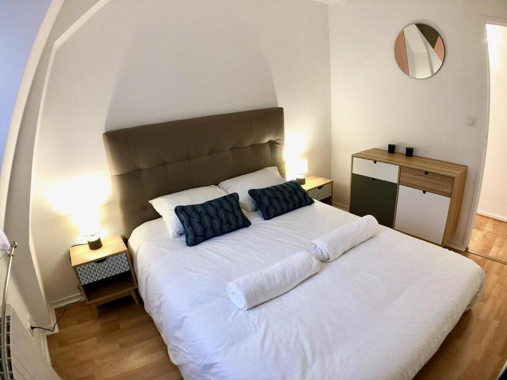 A bed or beds in a room at La Tour de Jeanne : Hypercentre charme et design