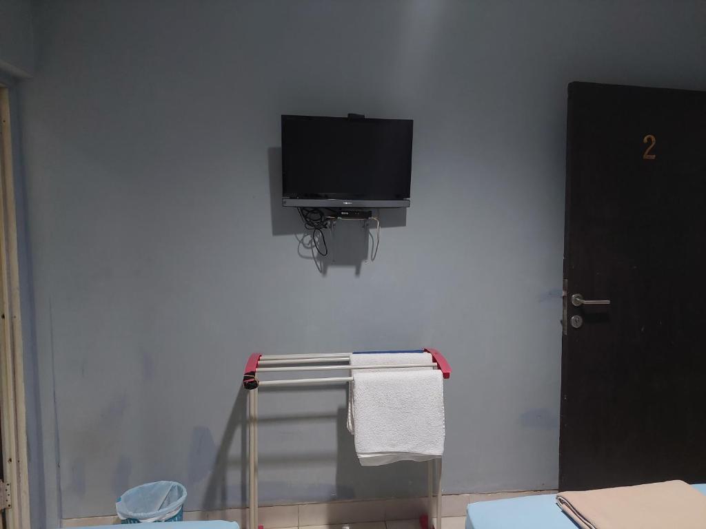 TV a/nebo společenská místnost v ubytování Pondok Seruni Kemanggisan Jakarta
