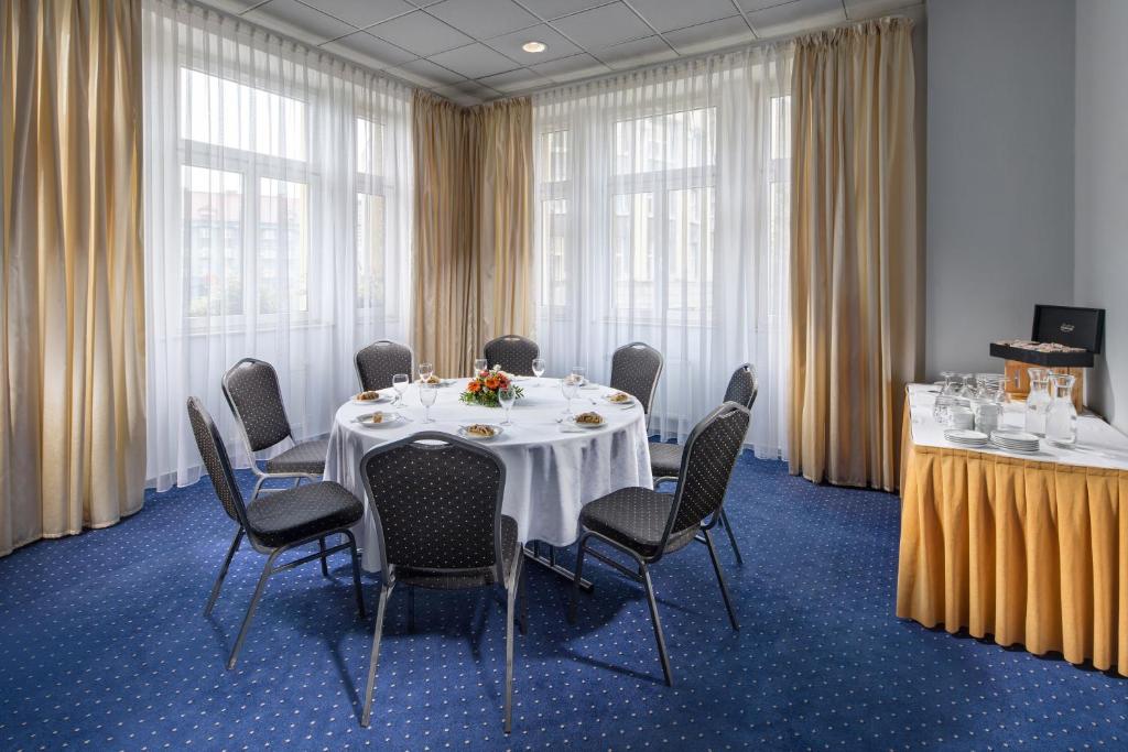 TV a/nebo společenská místnost v ubytování Imperial Hotel Ostrava