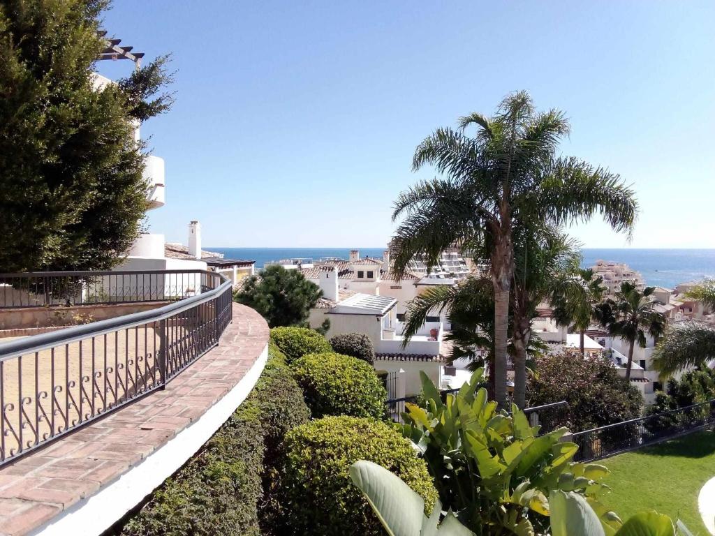 ベナルマデナにあるFantástico estudio en Vela de Marの家のバルコニーから海の景色を望めます。