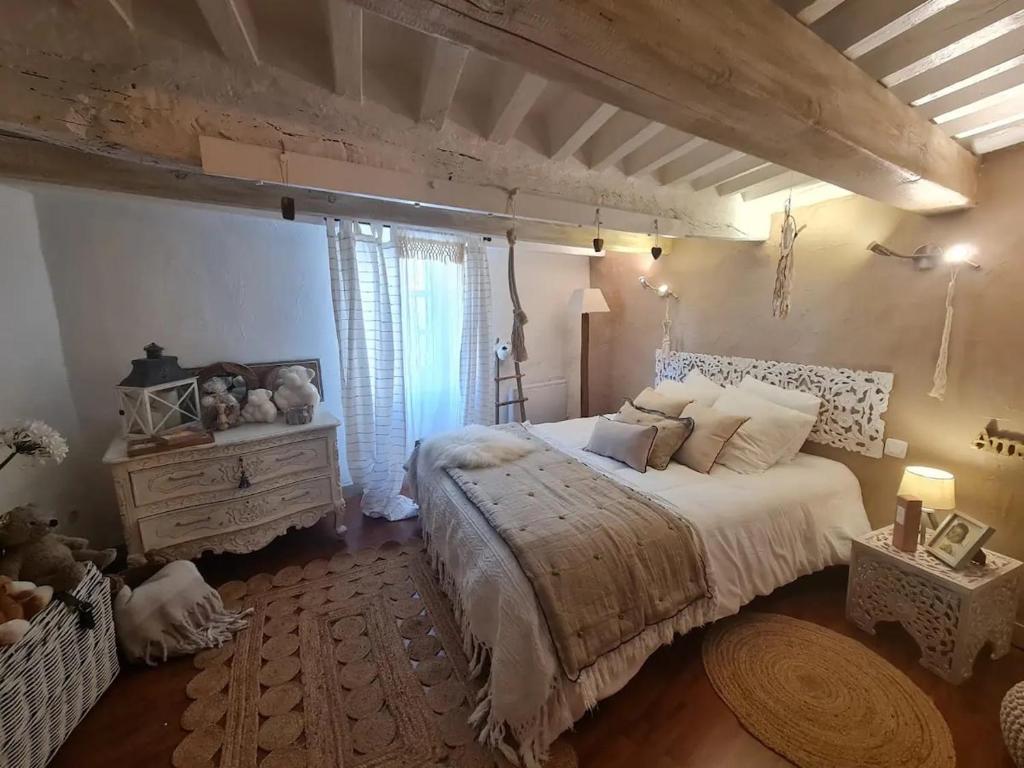 Un dormitorio con una gran cama blanca y una ventana en La Casa Romantica de Callian, en Callian