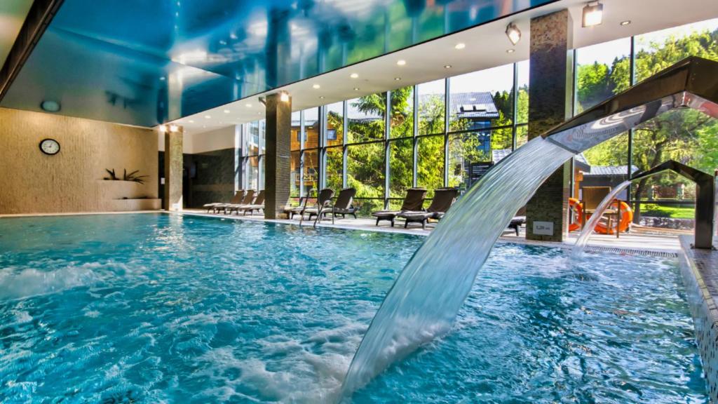 Bazén v ubytovaní Hotel Czarny Potok Resort SPA & Conference alebo v jeho blízkosti
