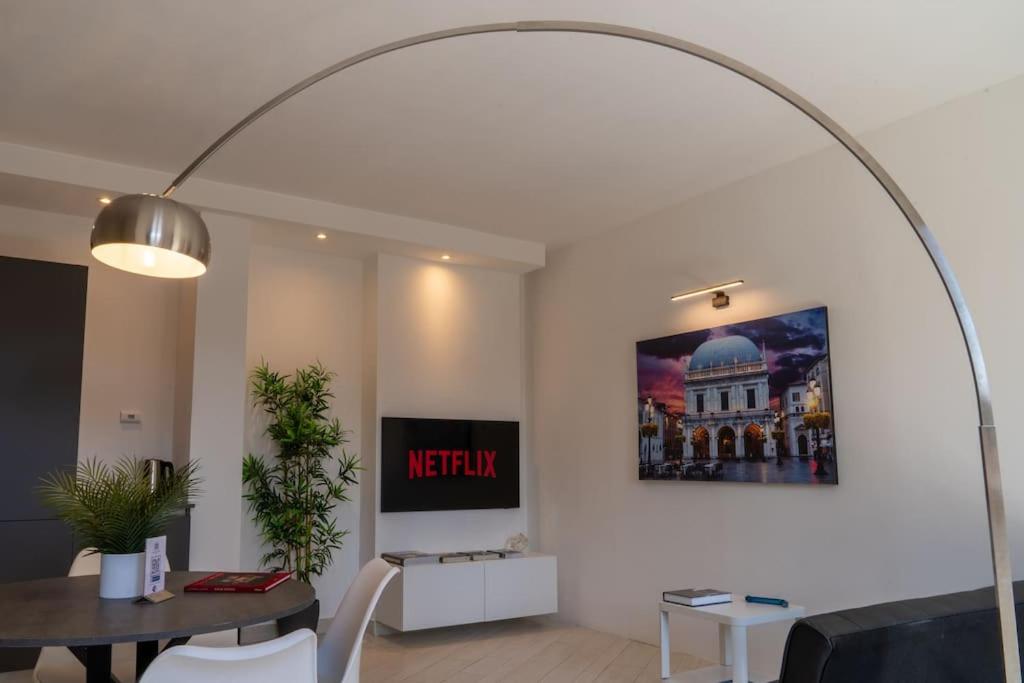 Televisyen dan/atau pusat hiburan di [GALLERIA DUOMO] Luxury Design Apartment