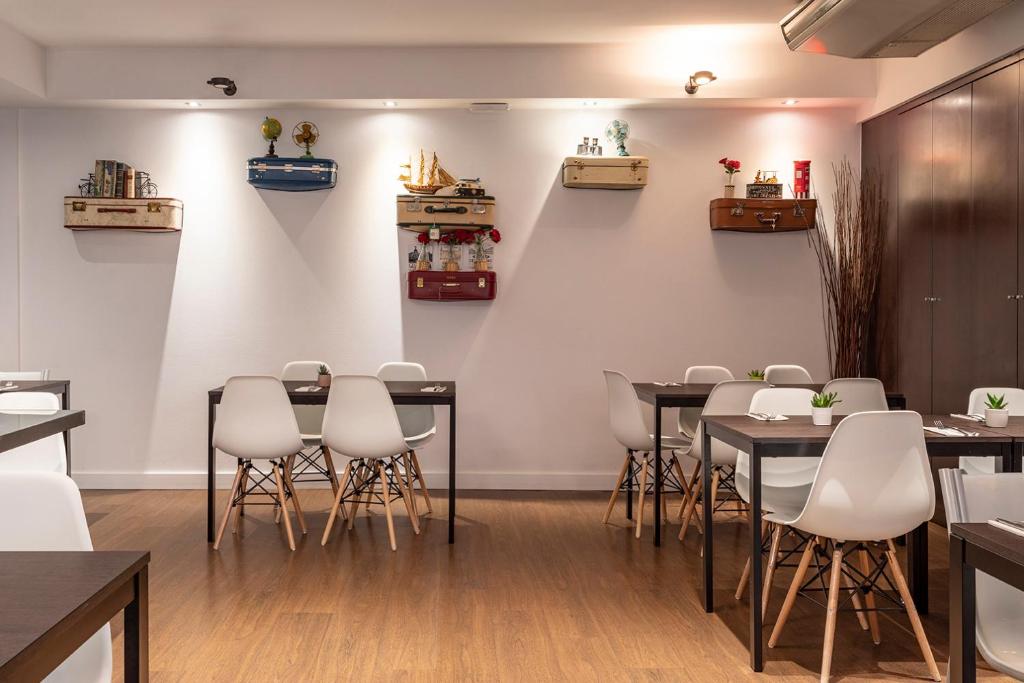 A restaurant or other place to eat at Petit Palace Arturo Soria Alcalá