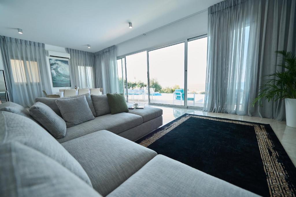 Posezení v ubytování Olymp Luxury Villa C - Seafront Elegance with Infinity Pool and Exclusive Lifestyle