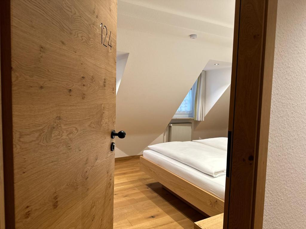 Postel nebo postele na pokoji v ubytování Gasthof Goldene Krone