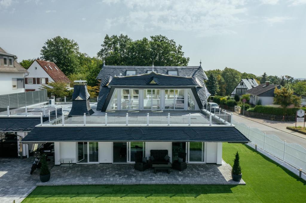 una vista aérea de una casa en Luxus Apartment Pasha & Nero, en Geisenheim