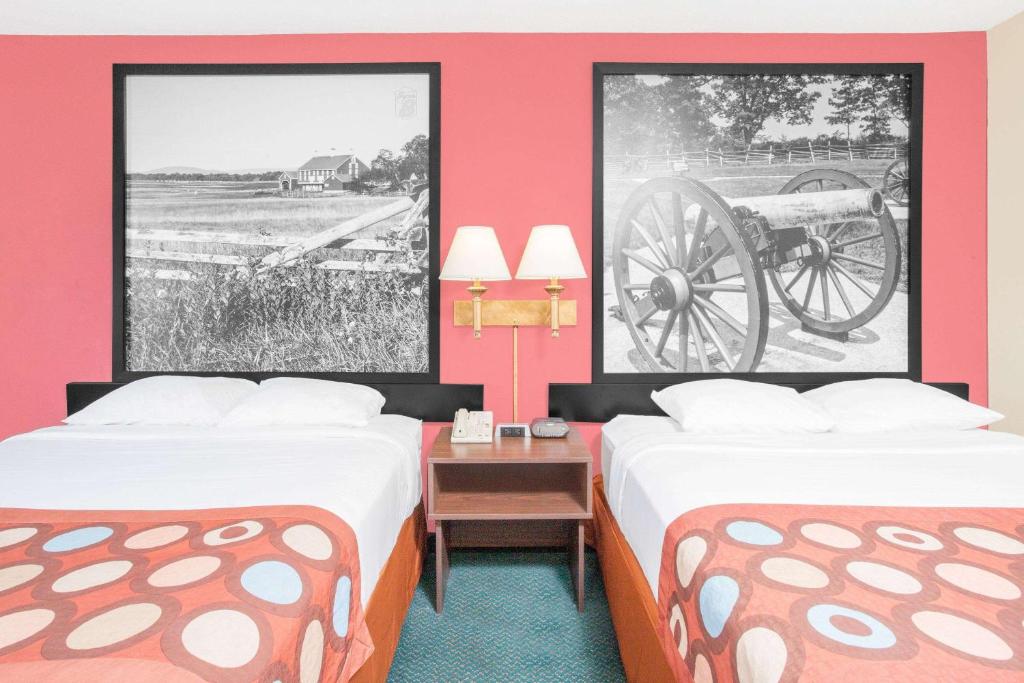 Postel nebo postele na pokoji v ubytování Super 8 by Wyndham Gettysburg