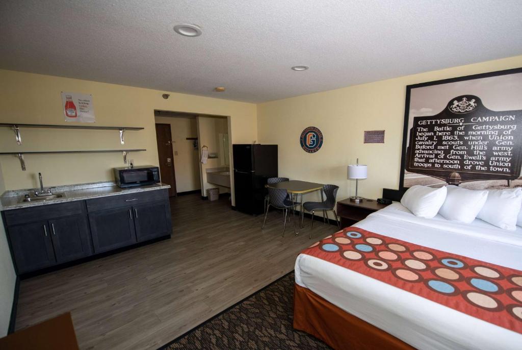 Postel nebo postele na pokoji v ubytování Super 8 by Wyndham Gettysburg
