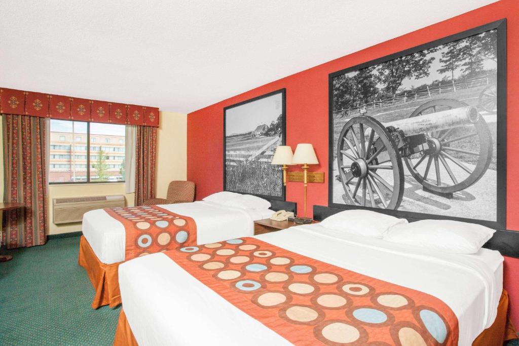 Postel nebo postele na pokoji v ubytování Super 8 by Wyndham Gettysburg