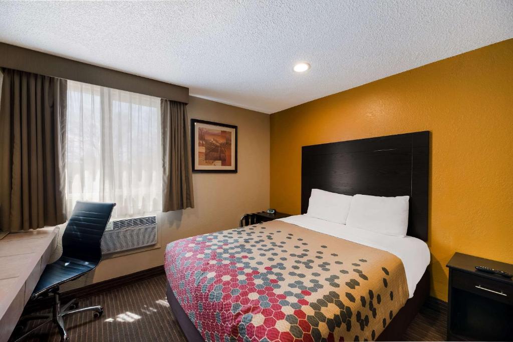 Postel nebo postele na pokoji v ubytování Rodeway Inn Flagstaff-Downtown