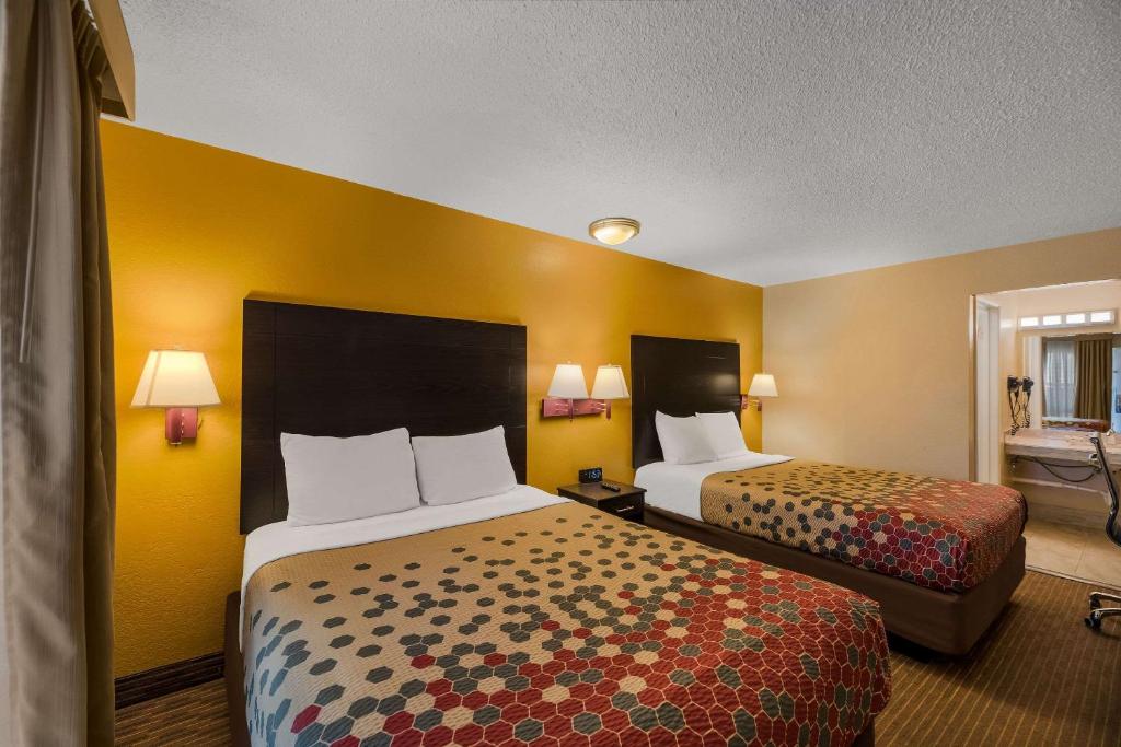 Postel nebo postele na pokoji v ubytování Rodeway Inn Flagstaff-Downtown