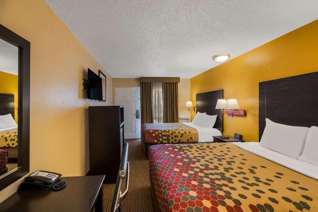 Postel nebo postele na pokoji v ubytování Rodeway Inn Flagstaff-Downtown