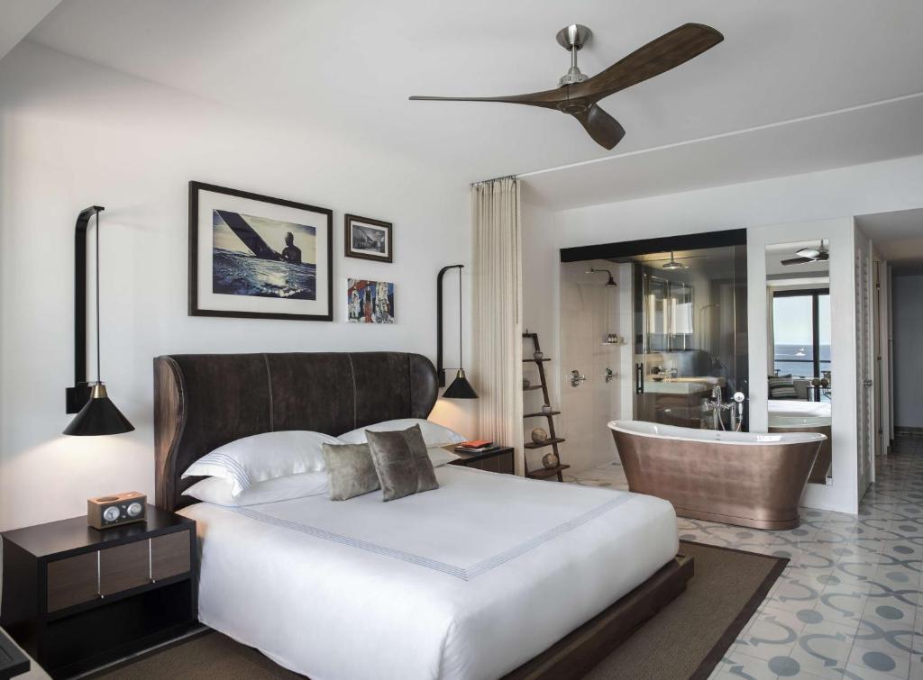 Кровать или кровати в номере The Cape, A Thompson Hotel, by Hyatt