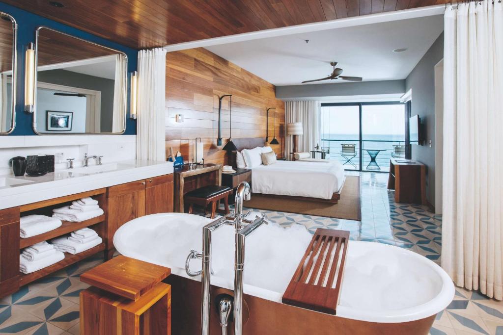 Кровать или кровати в номере The Cape, A Thompson Hotel, by Hyatt