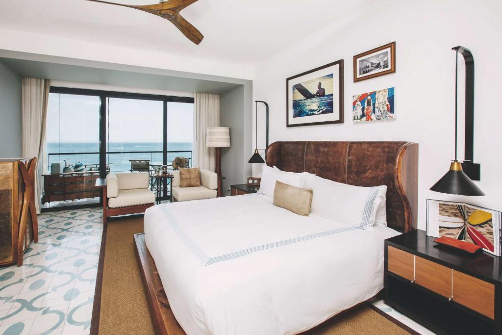 Кровать или кровати в номере The Cape, A Thompson Hotel, by Hyatt