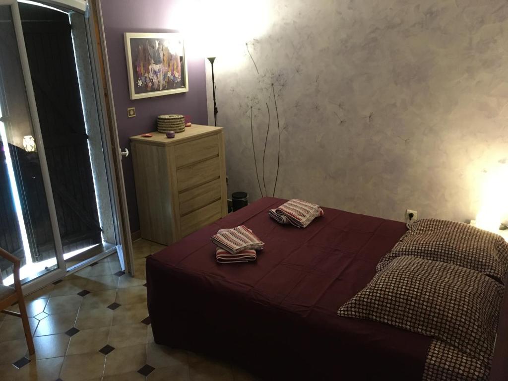 Łóżko lub łóżka w pokoju w obiekcie Charmante villa en Petite Camargue