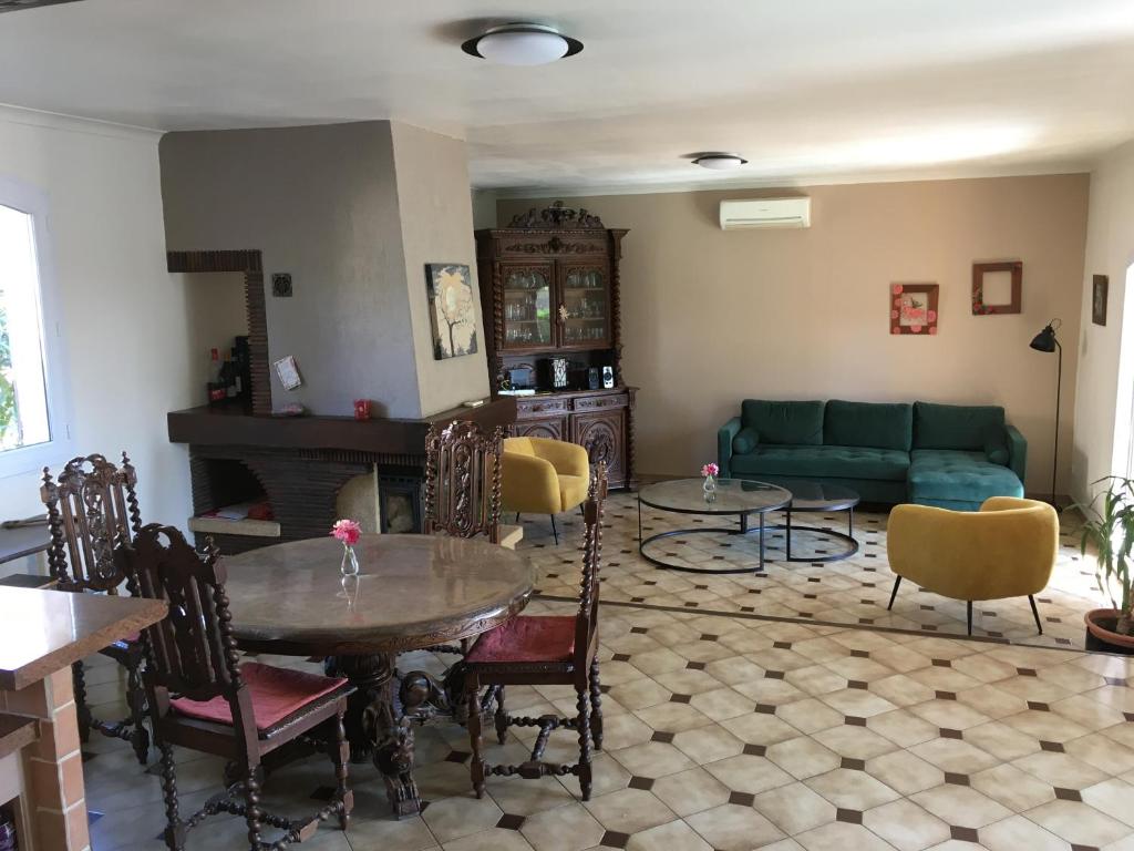 Część wypoczynkowa w obiekcie Charmante villa en Petite Camargue