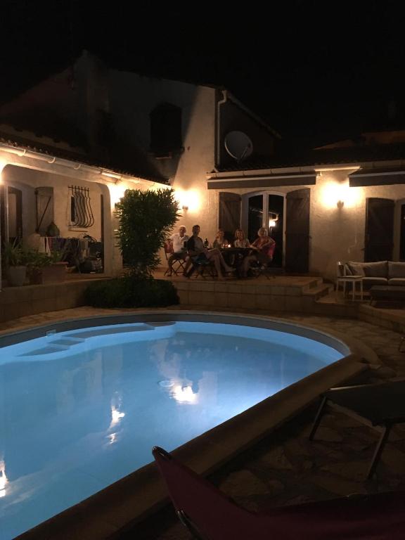 Basen w obiekcie Charmante villa en Petite Camargue lub w pobliżu