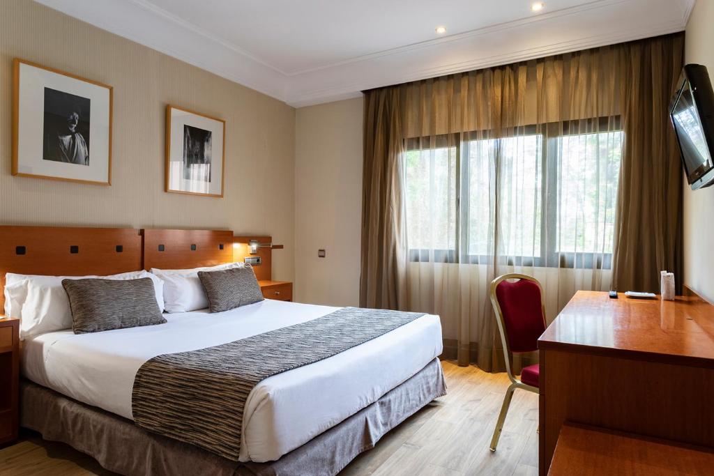 A bed or beds in a room at Petit Palace Arturo Soria Alcalá