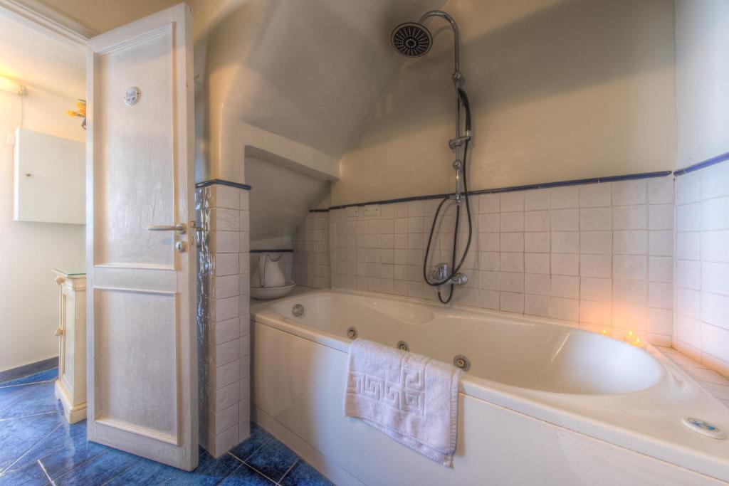 A bathroom at BEACH HOUSE CAMOGLI Nel cuore con vista mare