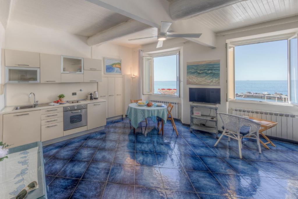 A kitchen or kitchenette at BEACH HOUSE CAMOGLI Nel cuore con vista mare