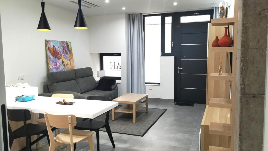 uma sala de estar com uma mesa e um sofá em Asturin House - PARKING GRATIS em Salamanca