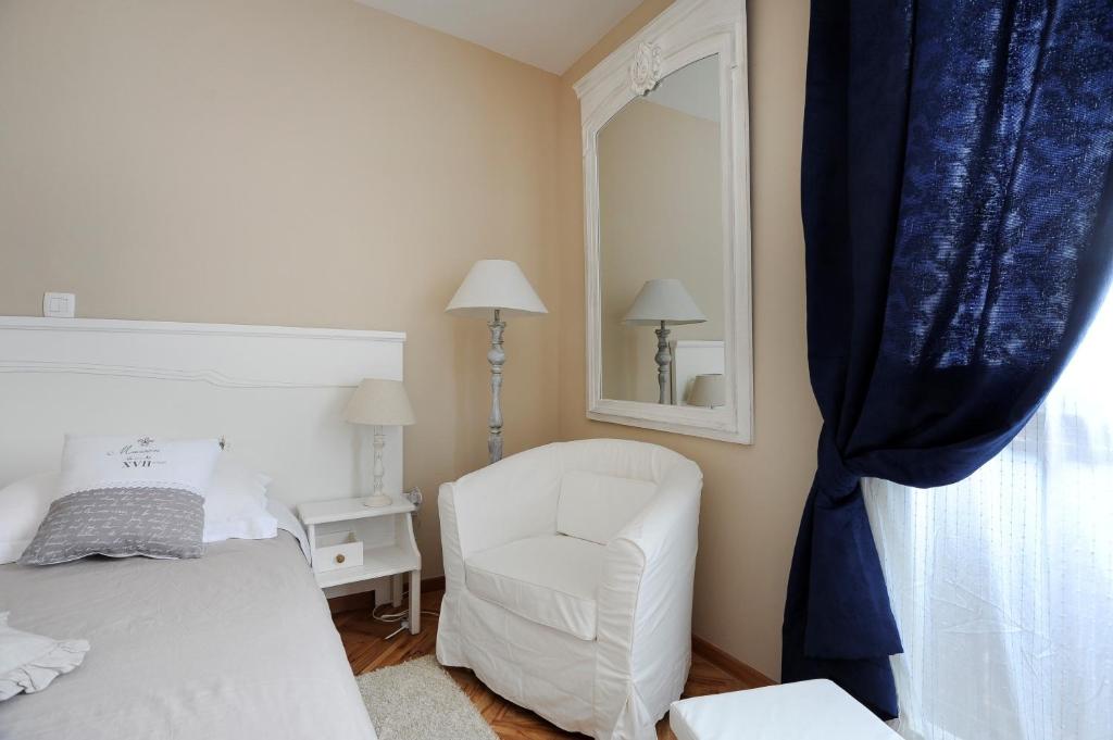 um quarto com uma cama, uma cadeira e um espelho em Tinel Rooms Old City Center em Zadar