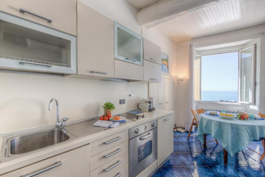 A kitchen or kitchenette at BEACH HOUSE CAMOGLI Nel cuore con vista mare