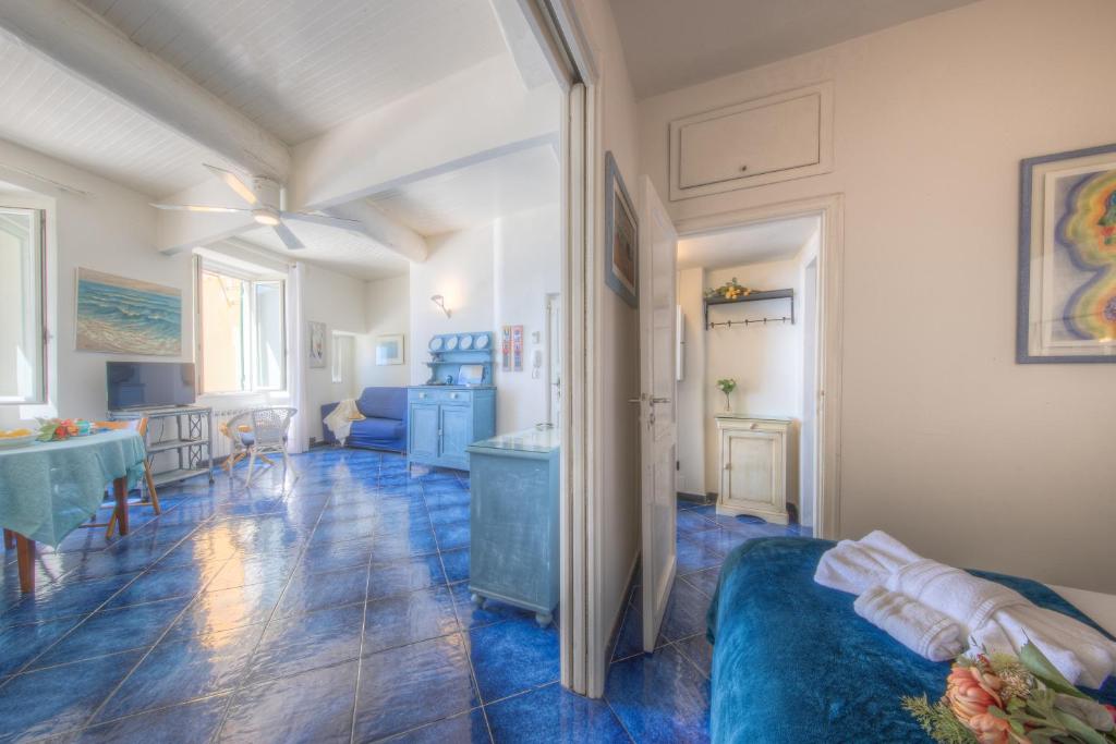 A seating area at BEACH HOUSE CAMOGLI Nel cuore con vista mare