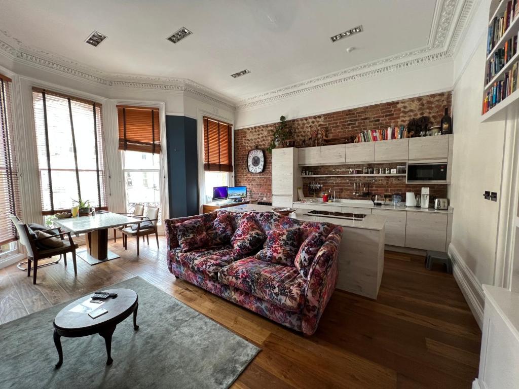 Gallery image of Spacious Hove sea view apartment in Brighton & Hove